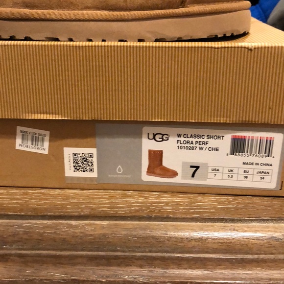 UGG classic short flora perf chestnut - Picture 2 of 8